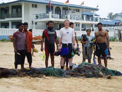 Report of the Reef Clean-up at Hikkaduwa National Park 3 The clean-up operation The first of the volunteers arrived at the Coral Sands Hotel at 0930 hrs.