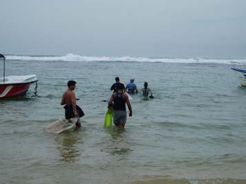 Volunteers were provided with snorkeling equipment if they did not have their own gear, heavy-duty rubber gloves for protection from sharp debris, and old grain sacks to collect the rubbish in.
