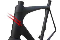 INTERNAL CABLE ROUTING FOR ELECTRONIC AND MECHANICAL TRANSMISSIONS Two diferent cable guide sets make the Solace frame compatible with both