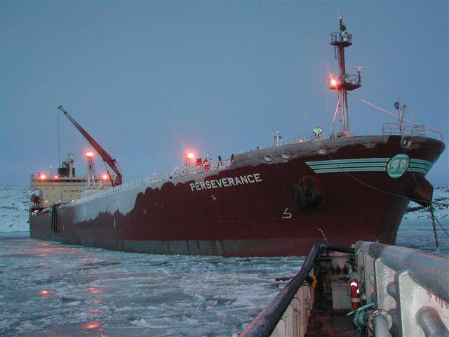 WP 5 Emergency offloading tankers in ice Objective: Describe and rank different ways of performing an emergency offloading with respect to safety, environmental and cost aspects Tasks: Review of