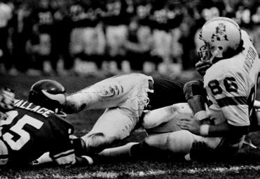 F E AT U R E Risk AND REWARD O C T. 27, 1974 The last time the Patriots played outside at Minnesota, Bob Windsor put his career on the line for the game-winning score.