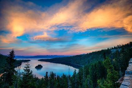 About Lake Tahoe Extraordinary blue water set like a jewel in the mountains, Lake Tahoe is cupped between the peaks of the Sierra Nevada and the craggy summits of the Carson Range splitting its home