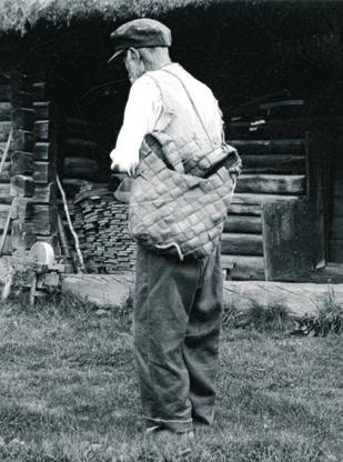 Ali Kõrv (1931: 4) sedastas, et märss on seljakott, mille külge käivad tohuribadest traksid või kandmed, toetumata oma väites ühelegi allikale või mainimata märsi kandmise võimalust üle õla.