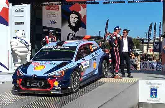 A short private moment before the podium between Neuville,