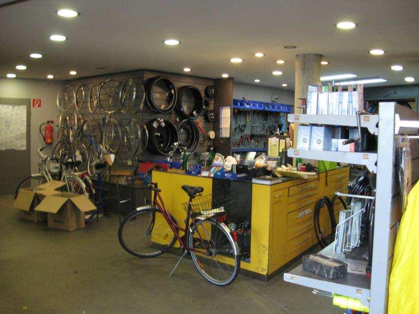 Bike maintenance, cleaning and rental services at the Münster Radstation.