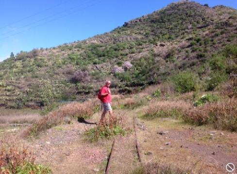 The grey pipe, crossing a gap, will be on our left as we negotiate the path around the hillside eventually joining an open embankment. (1.4 km) (6) Embankment with old rails (28.30381; -16.