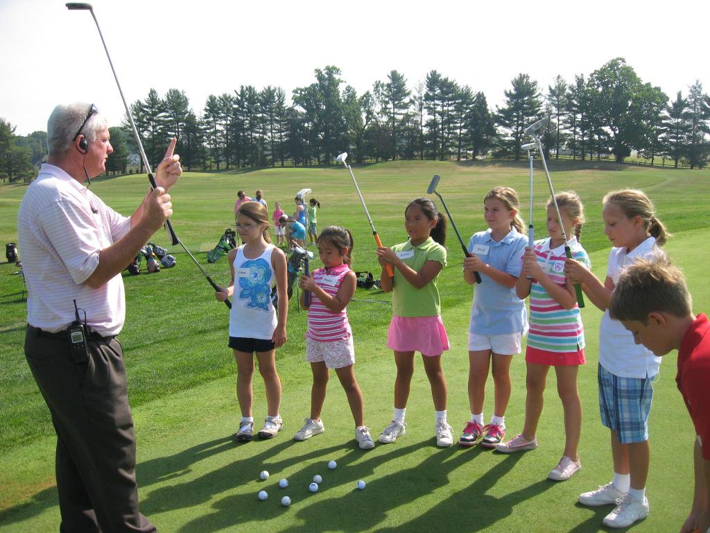 Hillendale Junior Clinic Series Wednesdays and Fridays during the Summer 9:00 am -10:00 am These junior golf clinics will take place on Wednesday and Friday mornings from 9:00 am to 10:00 am.