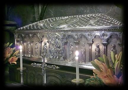 A quick bit of history Santiago Cathedral (Santiago - Spanish for St James ) houses a shrine beneath the high altar containing a silver casket which, according to tradition, is thought contain the
