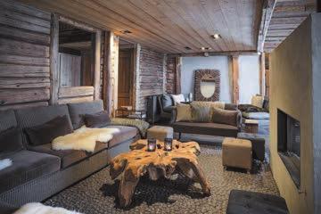 The original wood from the chalet has been used to create lamps or headboards and the old wooden roof tiles now cover the chalet walls. Here nature and furniture become one.
