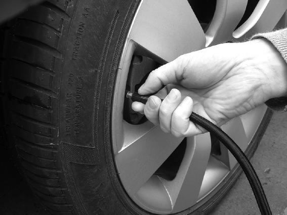Attach the air hose (5) to the tyre valve stem by twisting the valve connector (2) clockwise. Make sure the valve connector (2) is firmly attached to tyre air valve (Fig. 2). Fig. 2 3.