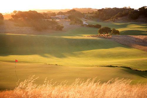 It is built on a stunning piece of land that lends itself perfectly to the tradition of the famous links courses of Britain and Ireland and can be compared favourably with the courses in Melbourne s