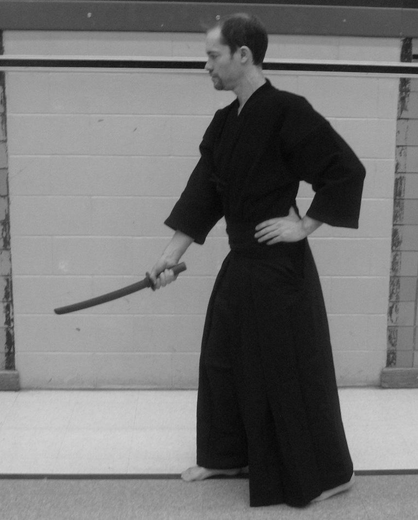 In gedan hanmi the kensen is at knee level and angled slightly to the right