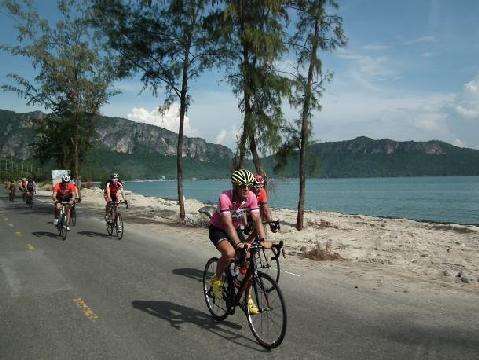 4 th day 2 nd stage, Hua Hin Prachuap Khiri Khan = 119 km (74 miles), flat After a delicious breakfast, we drive the first 13 km (8 miles) on the