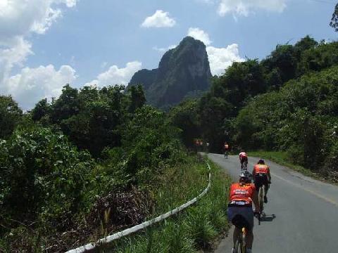 11 th day 8 th stage, Khao Sok Phang Nga = 81 km (50 miles), gently rolling For the first 40 km (25 miles), we ride on the quiet main road to Phanom.