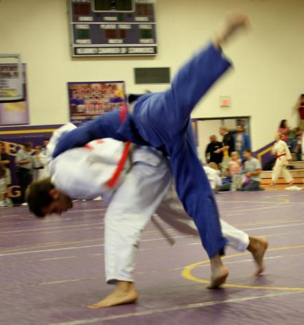 The photo sequence that follows shows a Tai Otoshi with a lot of amplitude, but the defender manages to evade an Ippon as the last second and 4 points are scored.