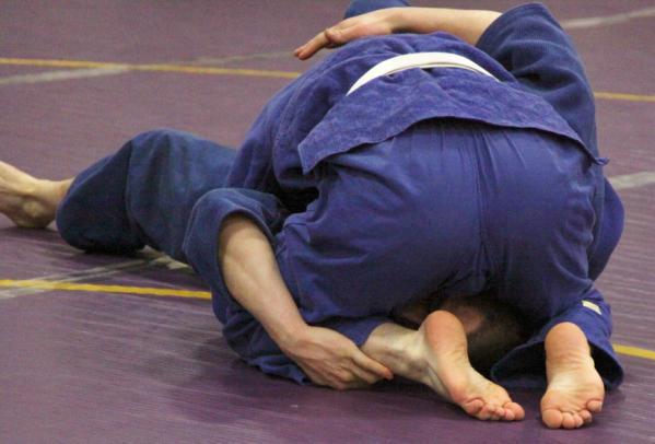 SCORING 4 POINTS FROM A PIN (OSAEKOMI) Hold opponent for at least 20 seconds to earn 4 points.