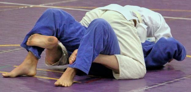 SCORING 2 POINTS FROM A PIN (OSAEKOMI) To earn 2 points, the judoka applying the pin must hold