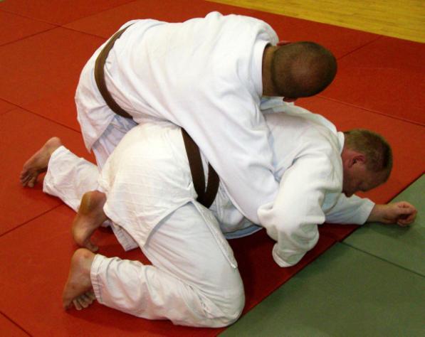 1-The bottom judoka can also score with a breakdown to earn 1 point.