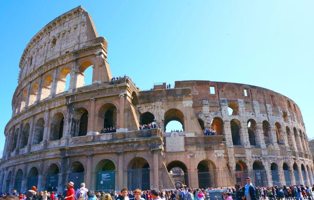 BY JEN APRIL 9, 2015 ROAMING IN ROME COLOSSEUM AND ROMAN FORUM Visiting the Colosseum and the Roman forum are on the top of most travelers list of