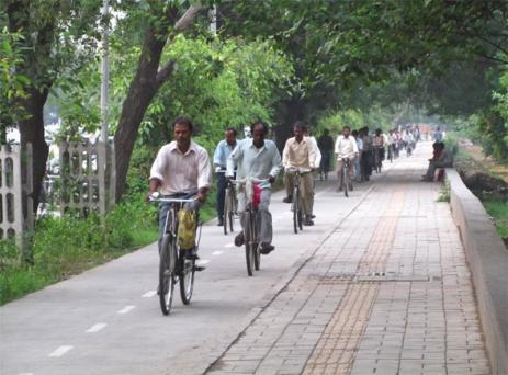 Figure 27: Continuous cycle tracks can enhance safety and convenience for cyclists on major arterial streets in Delhi.
