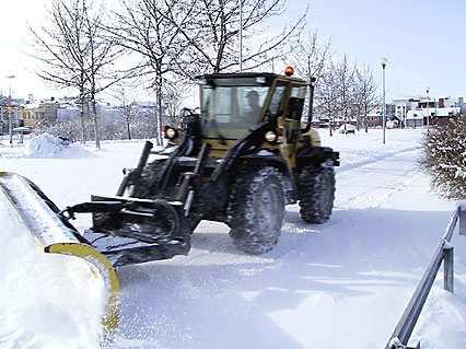 Winter maintenance of bicycle and pedestrian routes Two winter maintenance classes with specified quality requirements Class 1 Class 2 - Snow removal before 7 am - Snow removal after class 1 routes