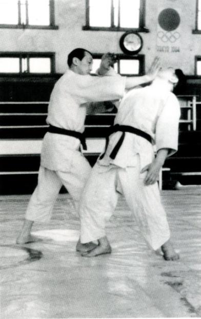 The initial avoidance with Atemi-action ensures that Uke cannot move or recover his balance once the main part of the technique is executed.