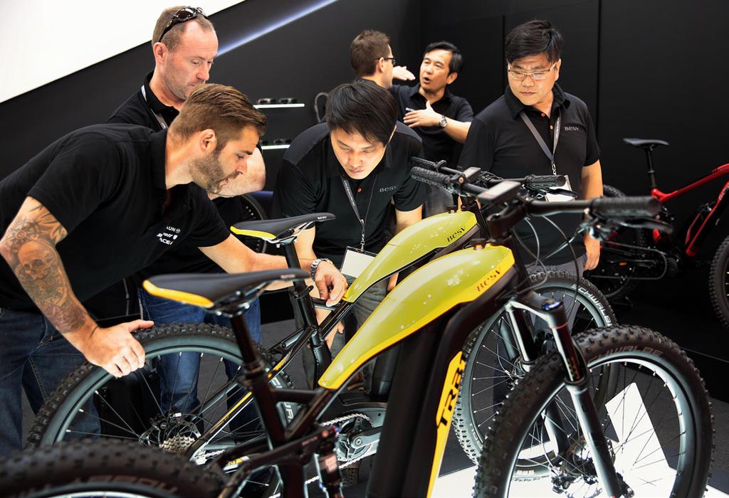 E-Bikes & Pedelecs TRENDWATCH: E-MOBILITY More and more tech companies and suppliers to the automotive industry are discovering the opportunities that bikes offer and are presenting year for year
