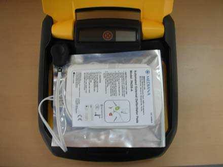To lid open, press the PUSH button. 3. Plug in defibrillation pads. Figure 6.