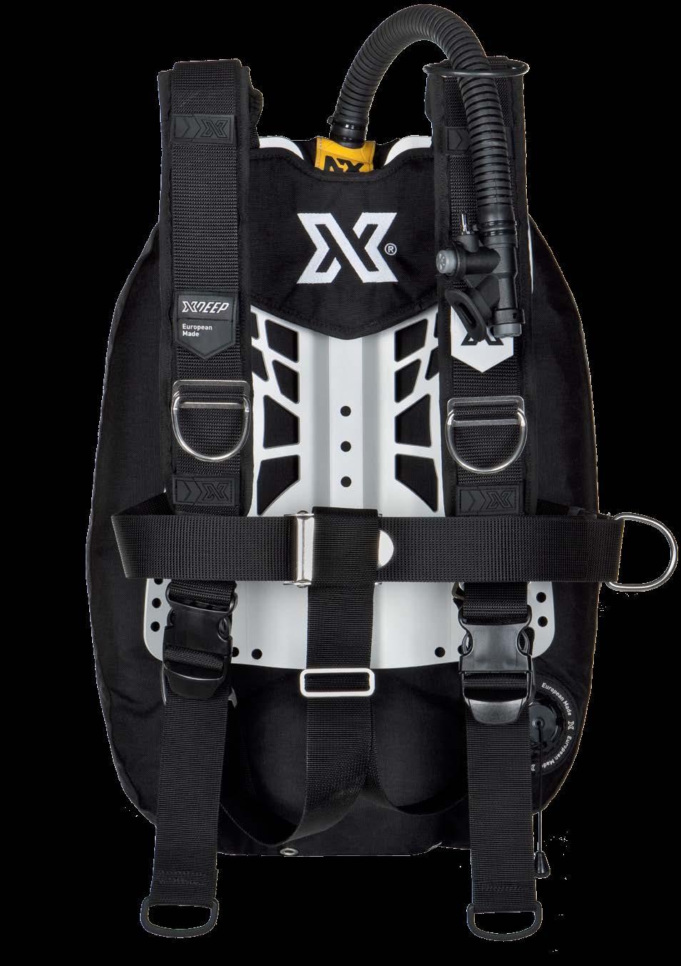 KROK 01 In the harness with quick-adjustment buckle you adjust the strap by pulling loose ends of the shoulder straps (tightening) or by bending the press of the buckle up (loosening).