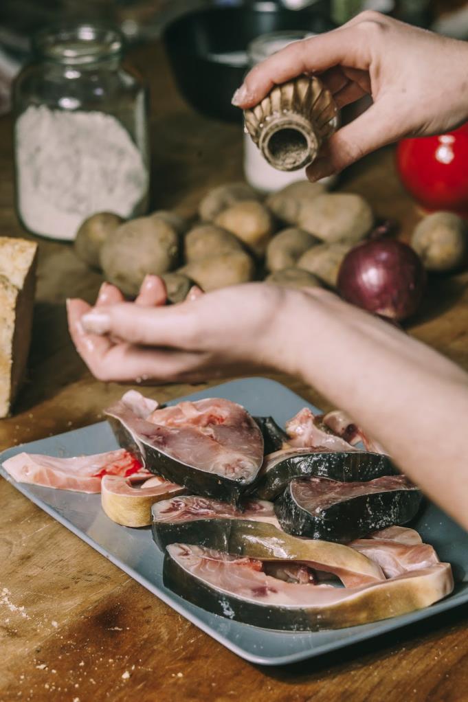 EATING FISHERIES PRODUCTS AT HOME of citizens eat fisheries products at home once or several times per week On average, fish is eaten at home once a week In Adriatic region fishery products are