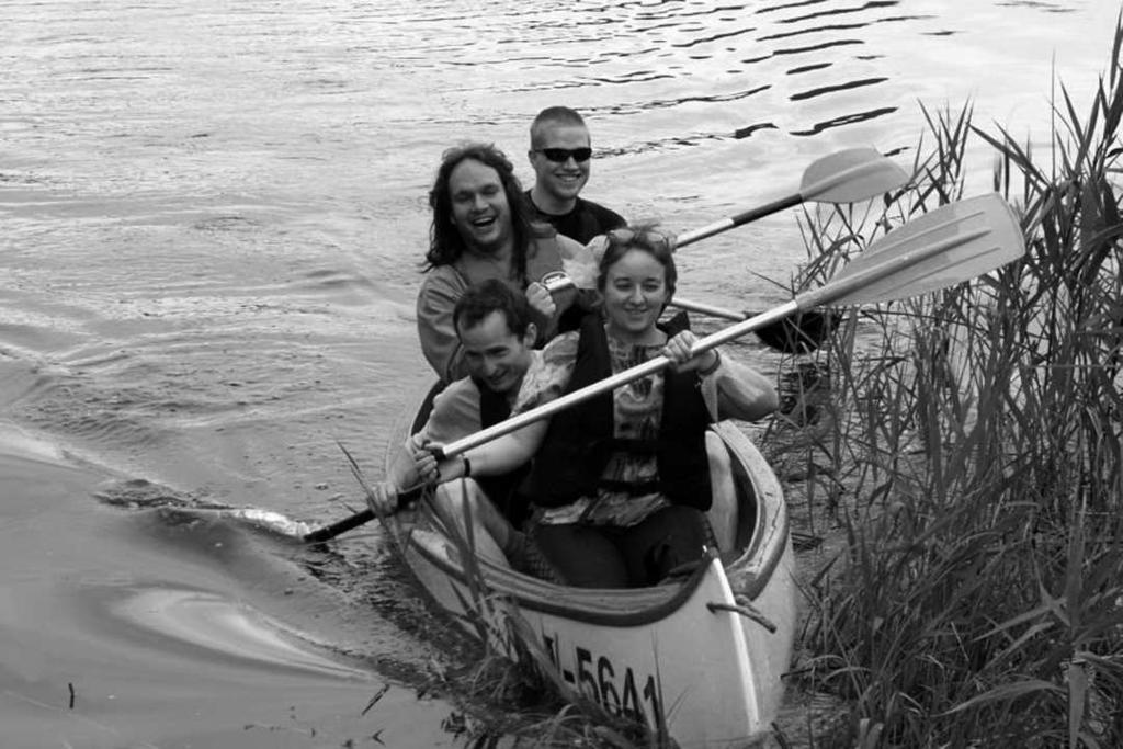 Foto 10: Sihtpunktis. Nagu näha kanuuga sõitmine pole üldse tõsine tegevus. Foto 11: Leedu rahvariietes naised. kanuud ainult nii juhtida, et tegime koha peal ringe.