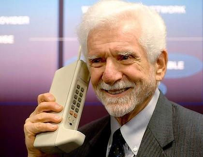 2 Razvoj mobilne telefonije Prvi mobilni telefon je izumil Martin Cooper, direktor podjetja Array Comm, ki je leta 1978 prvi, z napravo, ki je bila podobna opeki, poklical v centralo podjetja AT&T
