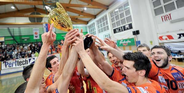 KRATKA ZGODOVINA KLUBA Tivoli, zaključek državnega prvenstva V sezoni 2011/2012 je moštvo ACV Volleja osvojilo že osmi zaporedni, skupno osmi naslov državnih ter sedmi naslov pokalnih prvakov