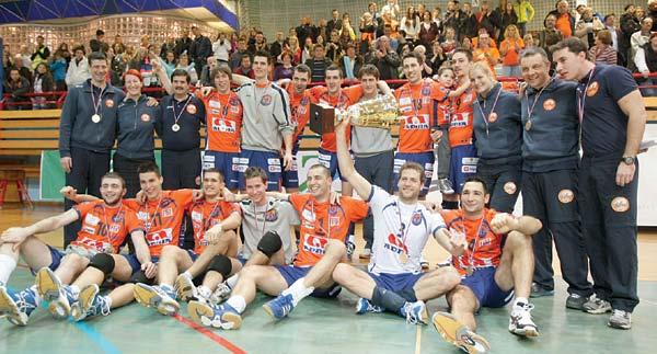 mesto na državnem prvenstvu. V sezoni 1999/2000 - moška ekipa prvič osvoji naslov državnih prvakov. V sezoni 1998/1999 - moška ekipa se seli iz Bleda v Radovljico.