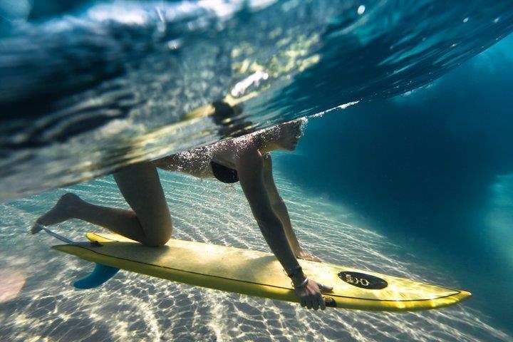 How to duck dive (shorter boards) DUCK DIVING: Though it looks easy, duck diving is in fact, pretty tricky. The goal is to get the board and your body, under the breaking wave.