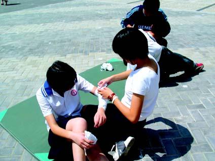 120 Manual for Beijing Olympic Volunteers Urgent Aids Training cultural life in Beijing, knowledge and skills necessary to serve the disabled, etiquette norm, medical knowledge and first-aid skills.