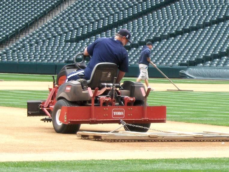 The nail drag for grooming the main part of the infield skin