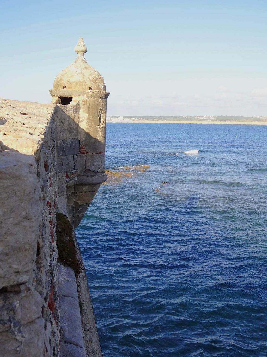 The geographic location of Peniche, over the Atlantic Ocean, makes this small corner of land a worldwide reference destination for Surfing Travellers.