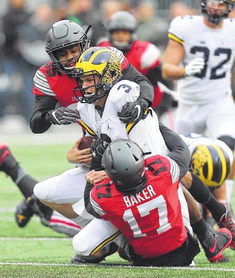 Wilmington News Journal OHIO STATE FOOTBALL PREVIEW Tuesday, August 29, 2017 5 Defensive lineman Robert Landers (bottom) and Dre Mont Jones sack Rutgers quarterback Chris Laviano during a game last