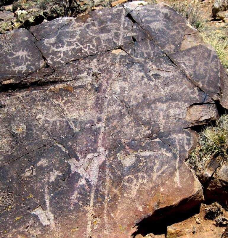 The petroglyph was photographed directly straight on, oriented to the north. The linear features are emphasized in this drawing.