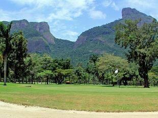 From the jungle extensions of the Tijuca forest near the Corcovado mountain and its christ monument untill the beaches of Sao Conrado curls this beautiful golf course.