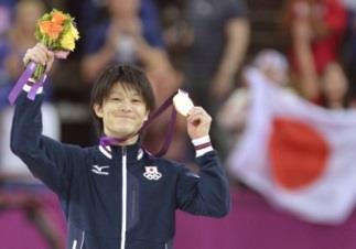 Yoshida Saori Yoshida Saori won gold medals in three consecutive Olympics starting with the 2004 Athens Games. She received the People s Honor Award in 2012.