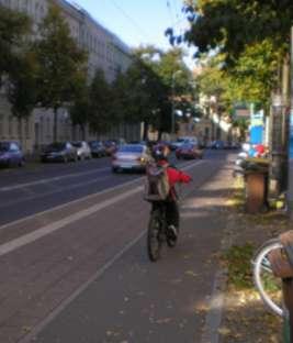 after 2011) guidance of bicycle traffic at the tram stop: elevated (over the cap), between entering area and waiting area/sidewalk no