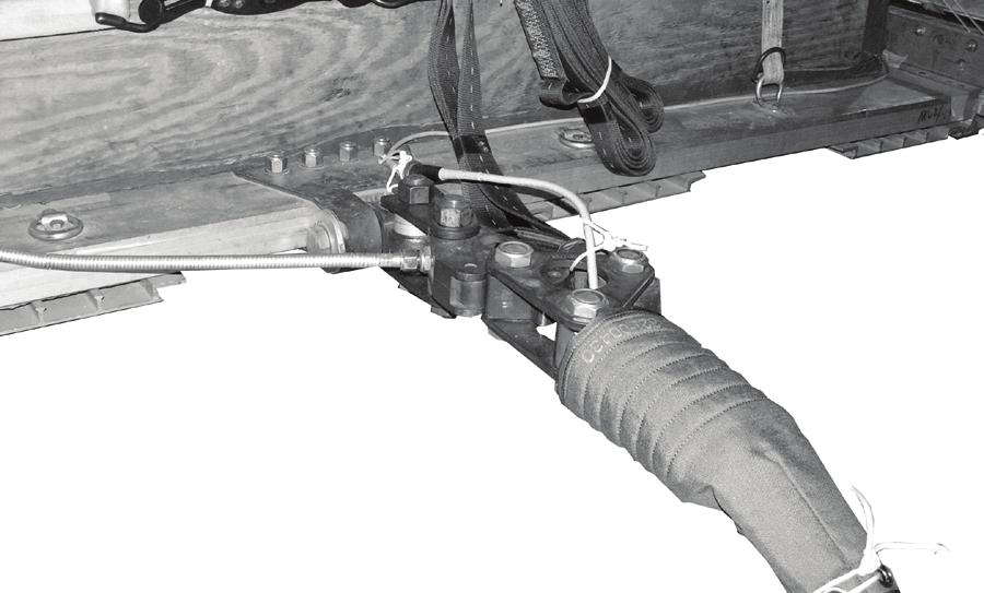 Chapter 7 5 3 2 1 4 Note. Ensure that the spacer removed in step 1 is removed from the aircraft prior to airdrop. 1 Remove the nut, bolt, and spacer from the extraction side of the coupling assembly.