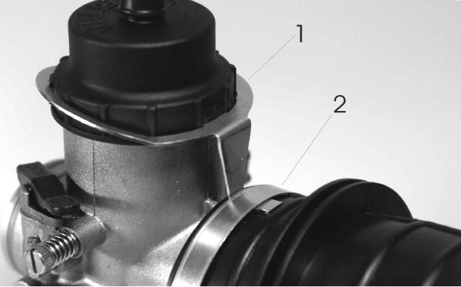 The fixation plate (Rotax part no. 251 790) must be fitted and the hose clip securely tightened to prevent the carburettor cap from being unscrewed.