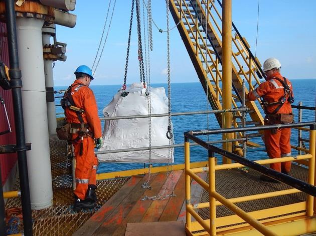 API-U QUALIFIED OFFSHORE RIGGER API RP 2D This course will provide the skills necessary to evaluate loads, select the appropriate slings, hitch and hardware equipment for performing the lifting of