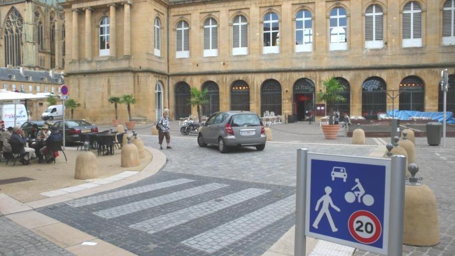 New street law in France fomal status of street maximum