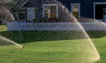 STATIC POP-UP sprinkler 10 cm rise Uniformly covers all the area to be watered. threaded female entry. Precise spray.