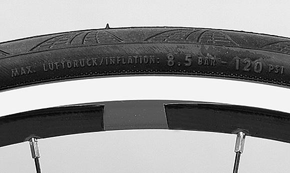 It wll rarely be necessary to tghten the spokes. The wheel conssts of hub, spokes and rm. The tyre s mounted onto the rm so that t encases the nner tube.