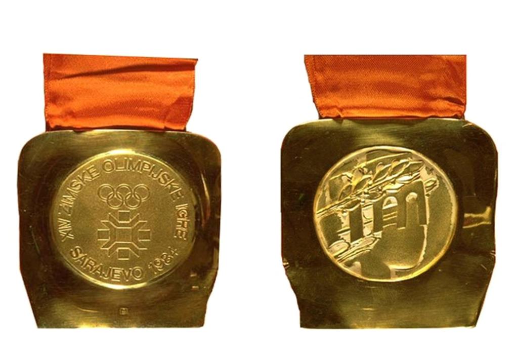 SARAJEVO 1984 On the obverse, the official emblem, a stylized snowflake with the Olympic rings above, and the words "XIV ZIMSKE OLIMPIJSKE IGRE SARAJEVO 1984.